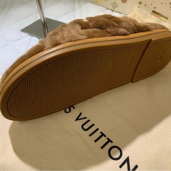 Louis Vuitton Women's Luxurious Brown Fur Slippers - Picture 6 of 6